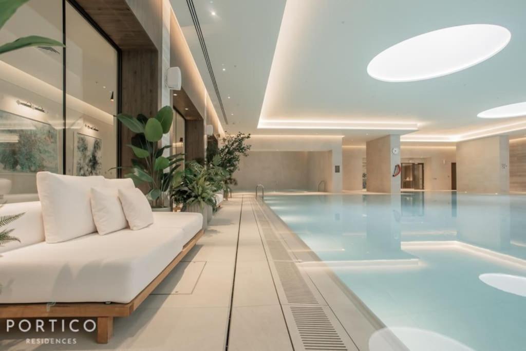 Stunning 2-bed With Pool In Nine Elms Appartamento