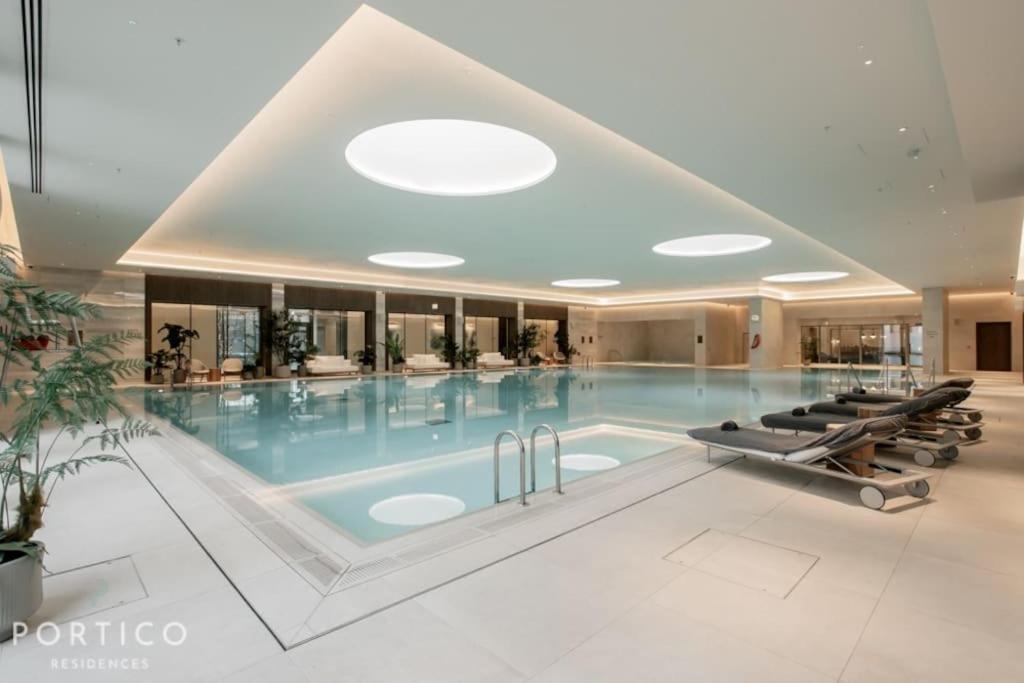 Appartamento Stunning 2-bed With Pool In Nine Elms Londra