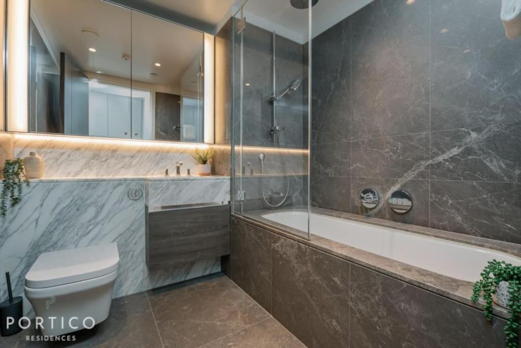 Stunning 2-bed With Pool In Nine Elms Appartamento
