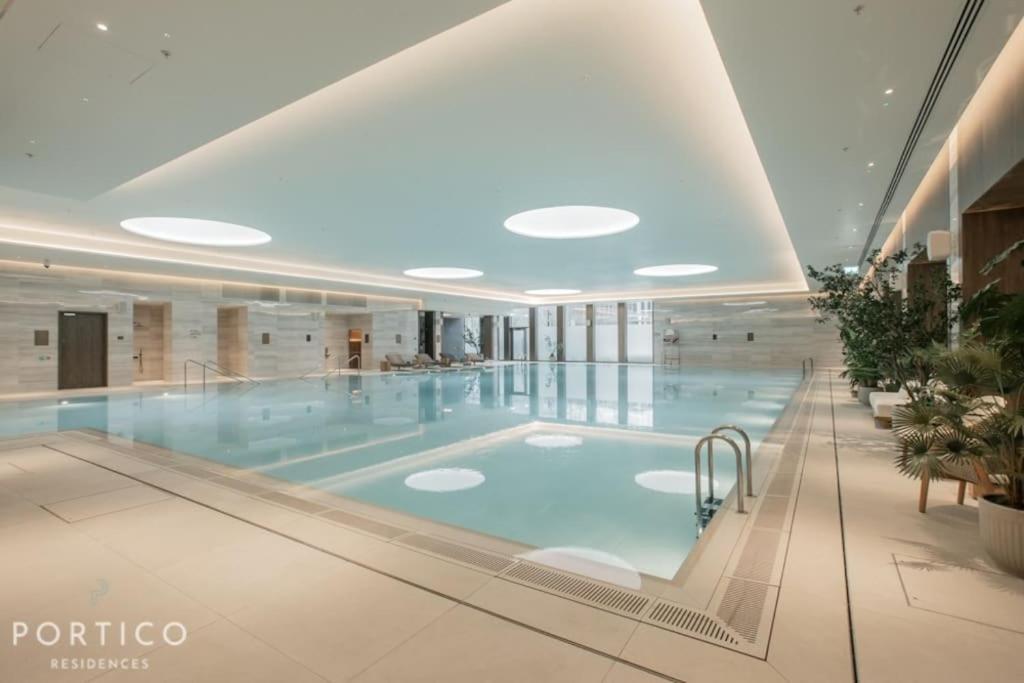 Stunning 2-bed With Pool In Nine Elms Appartamento *