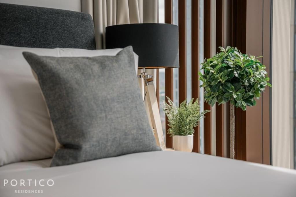 Stunning 2-bed With Pool In Nine Elms Londra