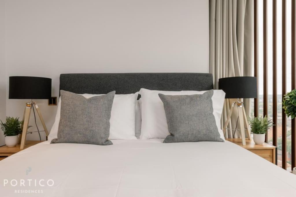 Stunning 2-bed With Pool In Nine Elms * Londra